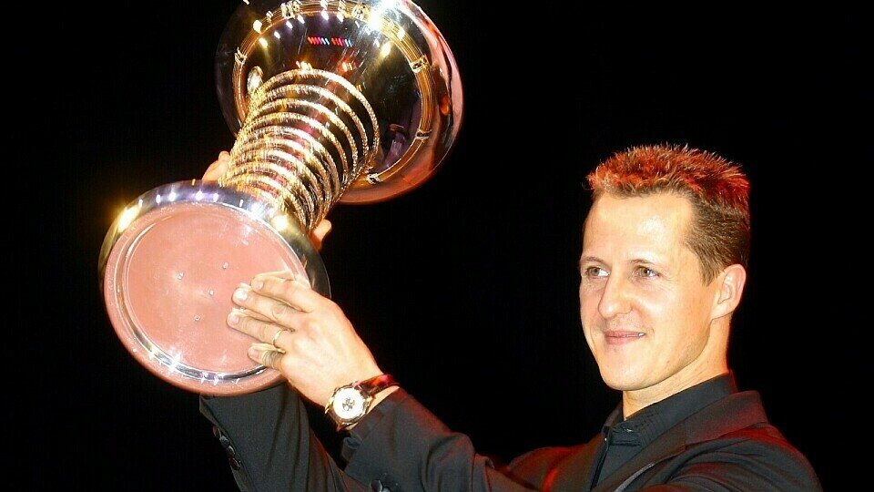 Michael Schumacher erhiel bei der FIA-Gala 2004 seine letzte, große Auszeichnung für den WM-Titel. Jetzt kommt eine Trophäe für sein Lebenswerk hinzu, Foto: FIA