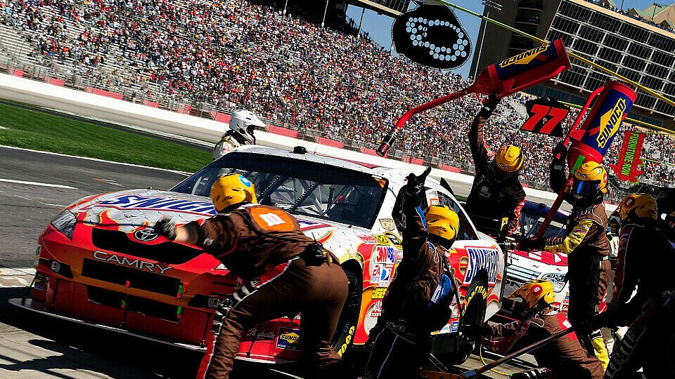 Kyle Busch auf dem Weg zum Sieg, Foto: Getty Images for NASCAR