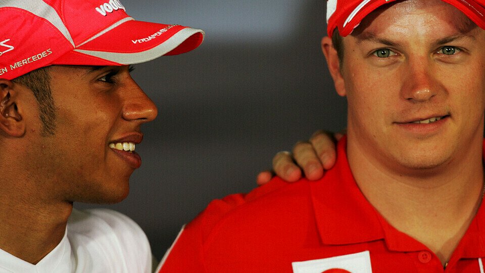 Lewis Hamilton und Kimi Räikkönen können sich anscheinend ganz gut leiden., Foto: Sutton