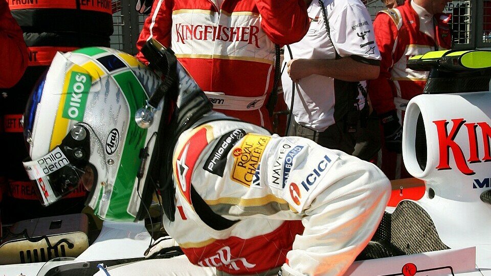 Bitte Platz nehmen: Giancarlo Fisichella steigt beim Australien GP 2008 in seinen Force India, Foto: Sutton