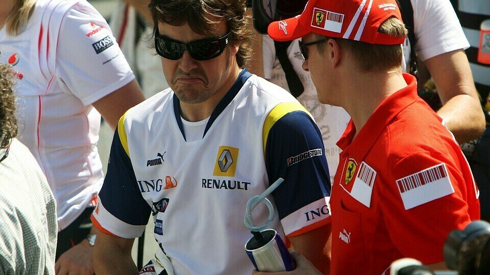 Alonso freundet sich schon einmal mit Kimi Räikkönen an..., Foto: Sutton