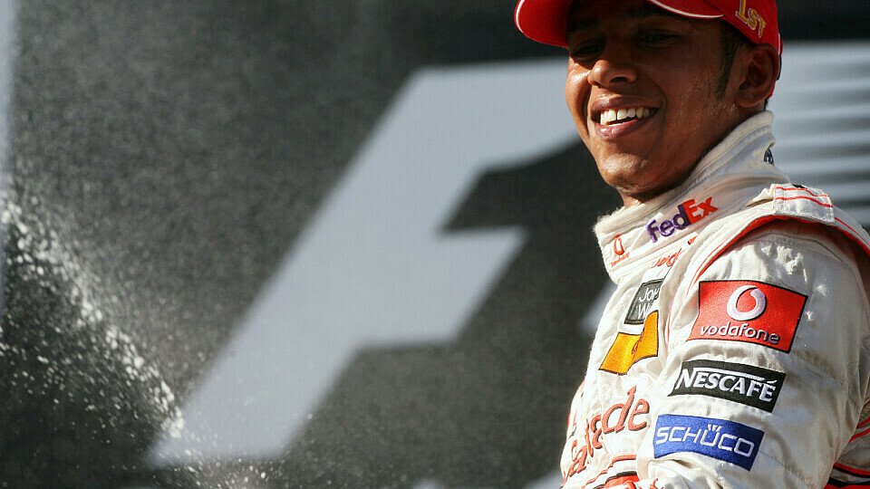 Lewis Hamilton will wieder Champagner verspritzen., Foto: Sutton