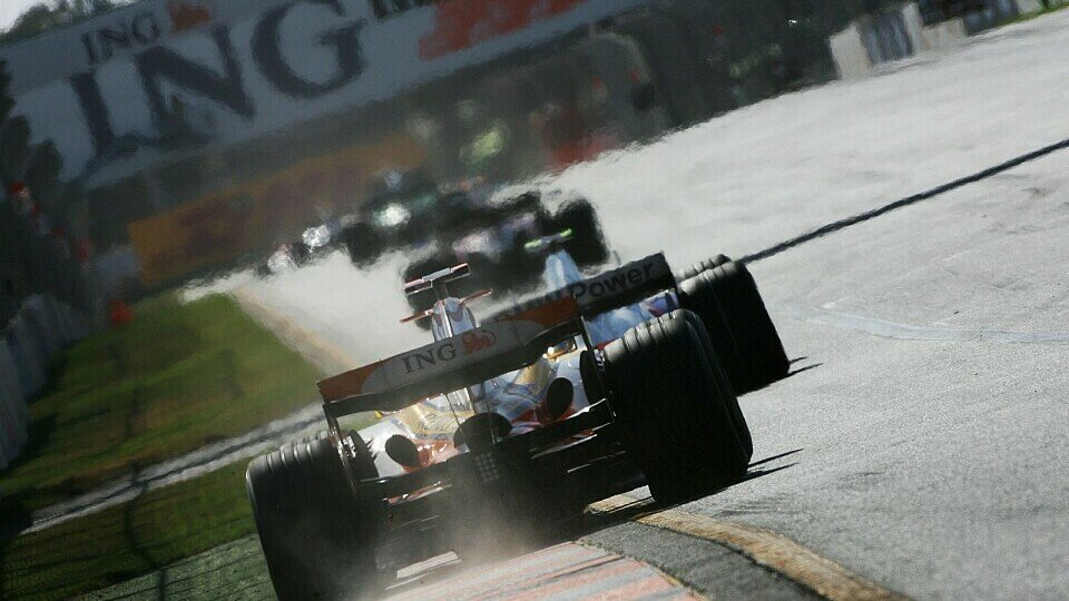 Alonso kämpft am Limit seines Autos., Foto: Sutton
