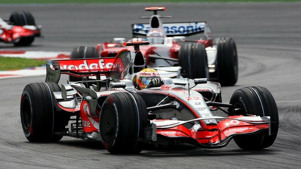 Lewis Hamilton hing oft im Verkehr fest, Foto: Sutton