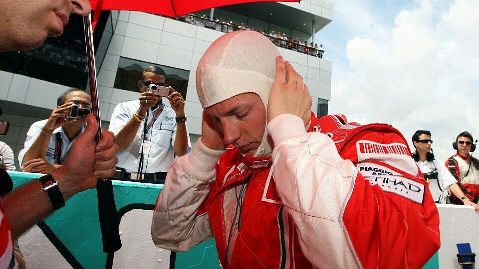Kimi Räikkönen schielt auf den Sieg, Foto: Sutton