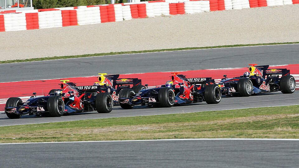 Der erste Test: vier Red Bull Autos auf der Bahn., Foto: GEPA