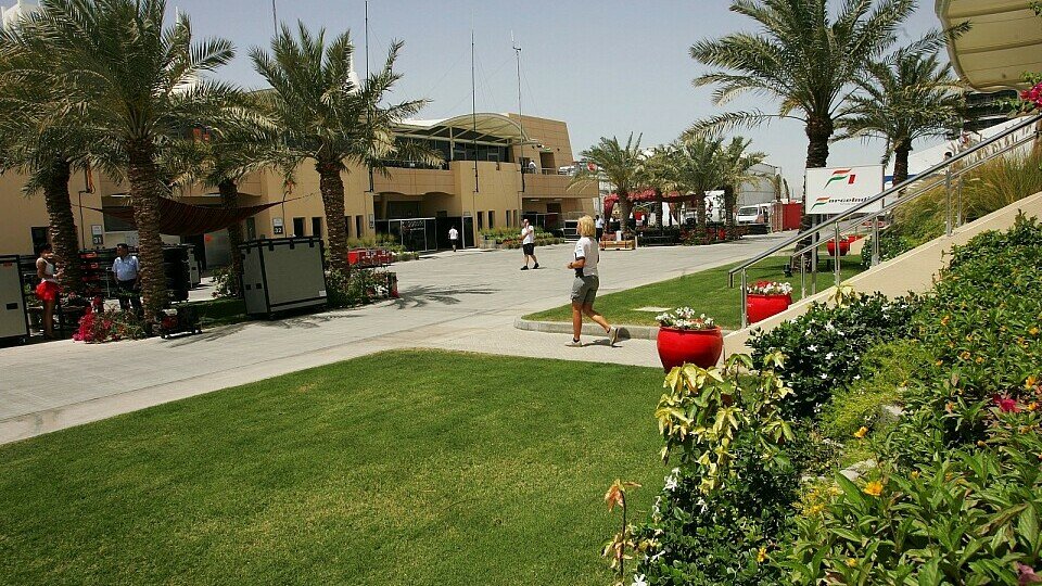 Es kommt Bewegung ins Fahrerlager des Bahrain International Circuit