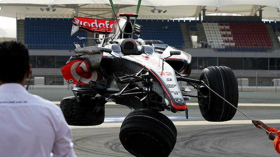 Von Hamiltons McLaren blieb nicht viel übrig., Foto: Sutton