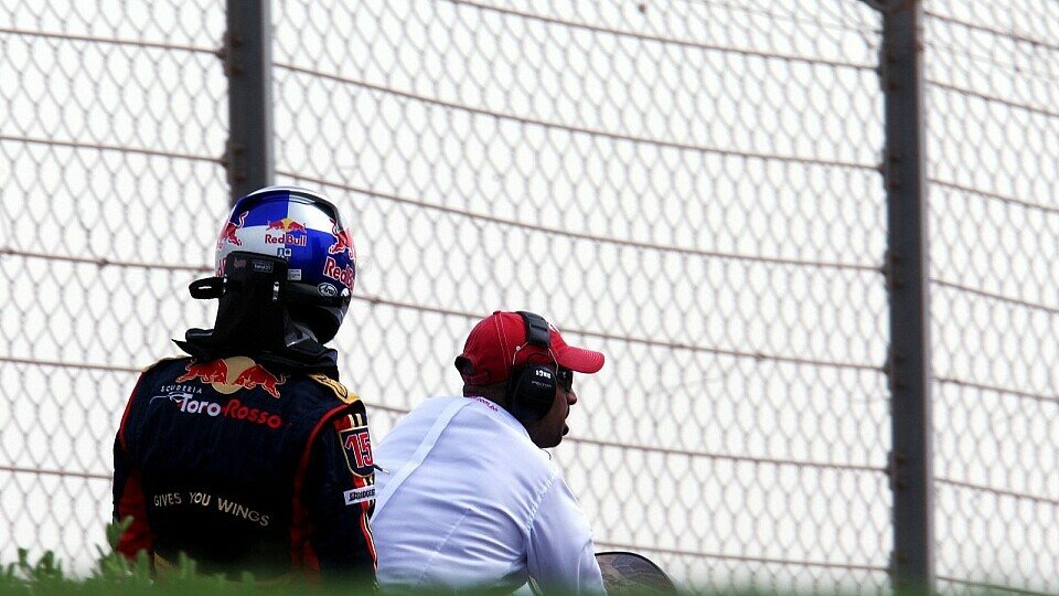 Sebastian Vettel kam früh wieder an die Box zurück, Foto: Sutton
