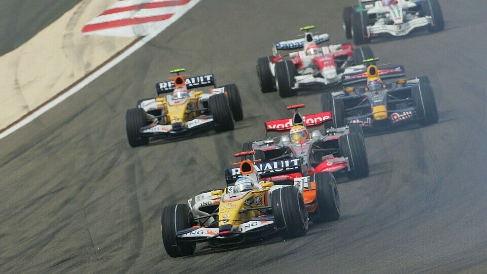 Nach dem Start wurde es eng zwischen Fernando Alonso und Lewis Hamilton, Foto: Sutton