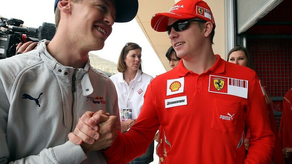 Die beiden verstehen sich gut: Sebastian Vettel und Kimi Räikkönen, Foto: Sutton