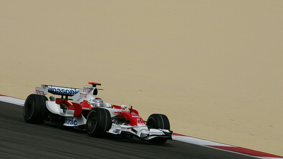Toyota testet in der Wüste von Bahrain., Foto: Toyota