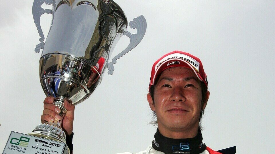 Kamui Kobayashi holte sich den großen Pokal, Foto: Bumstead/Sutton Kamui Kobayashi holte sich den großen Pokal, Foto: Bumstead/Sutton