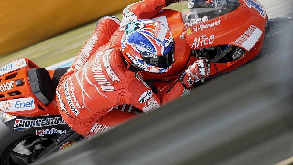 Casey Stoner hätte es gerne ein wenig nass, Foto: Ducati