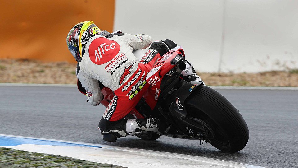 Toni Elias blickt nur auf die Arbeit, Foto: Alice Team