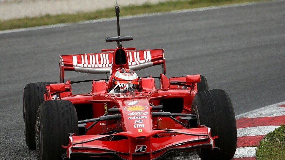 Kimi Räikkönen bekam von der neuen Nase nicht viel mit, Foto: Hartley/Sutton