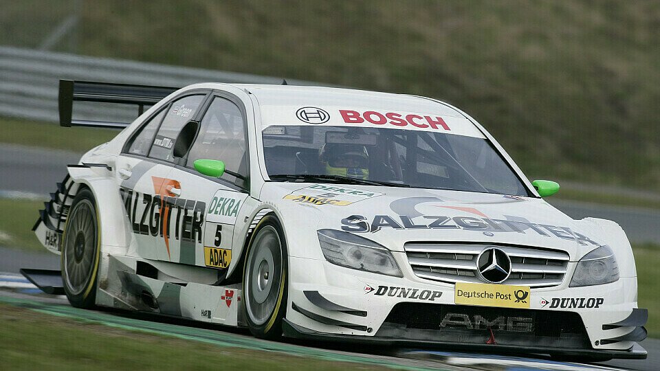 Jamie Green zeigt sich mit seinem Dienstwagen durchaus zufrieden., Foto: DTM