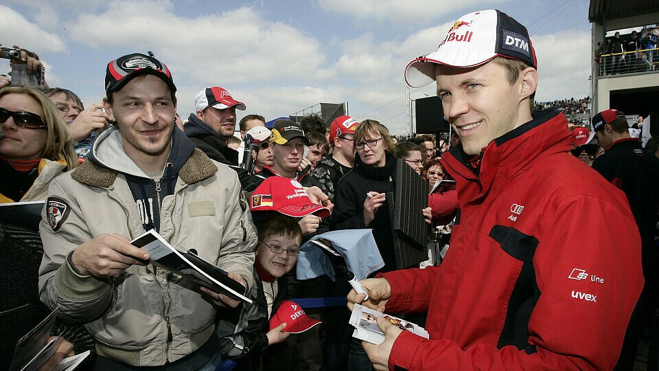Neben den Piloten bekommen die Fans in Wiesbaden auch Top-Stars wie Aura Dione geboten, Foto: DTM