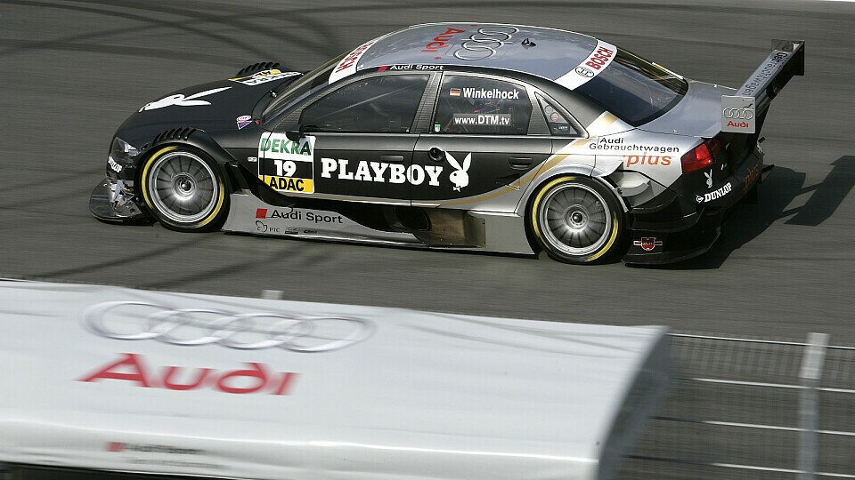 Während des Rennens meidet Markus Winkelhock ausführliche Funkunterhaltungen., Foto: Audi