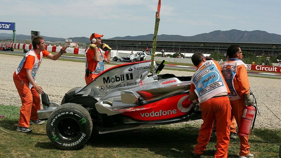 Von der Front des McLaren blieb nicht viel übrig., Foto: Sutton