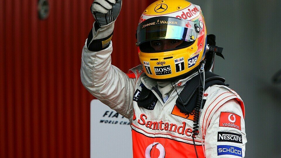 Daumen nach oben für Lewis Hamilton und Heikki Kovalainen., Foto: Sutton