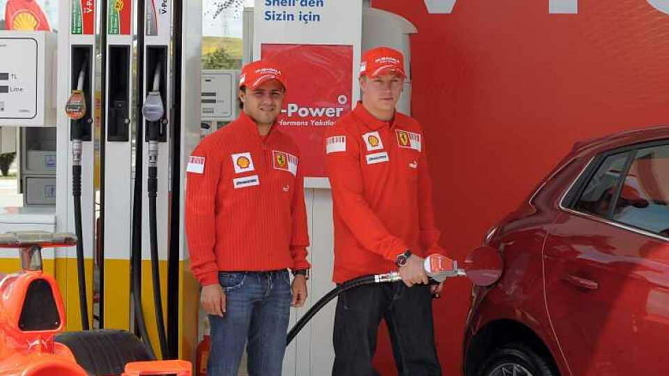 Räikkönen tankt nach und macht so weiter wie bisher., Foto: Ferrari