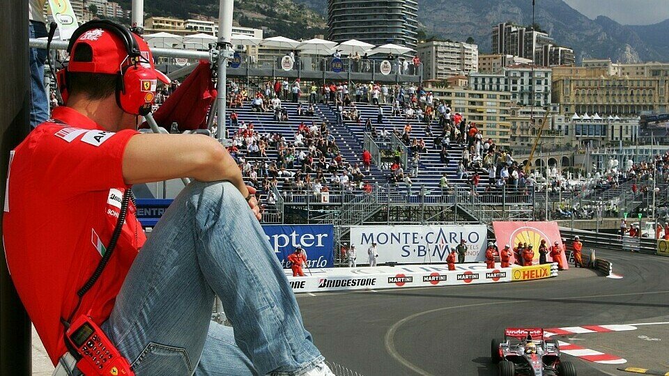 Michael Schumacher hat das ein oder andere Auge auf Lewis Hamilton geworfen., Foto: Sutton