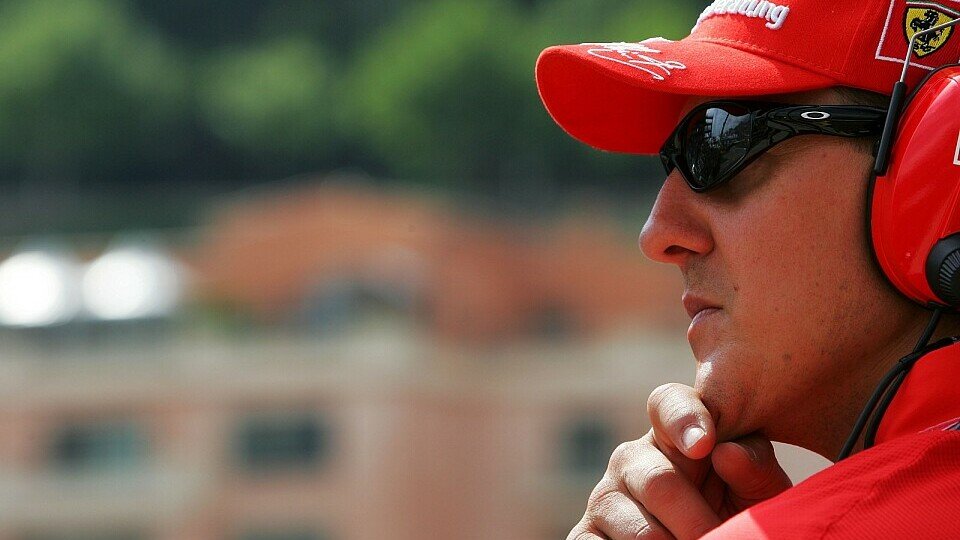 Michael Schumacher erklärt Monaco., Foto: Sutton