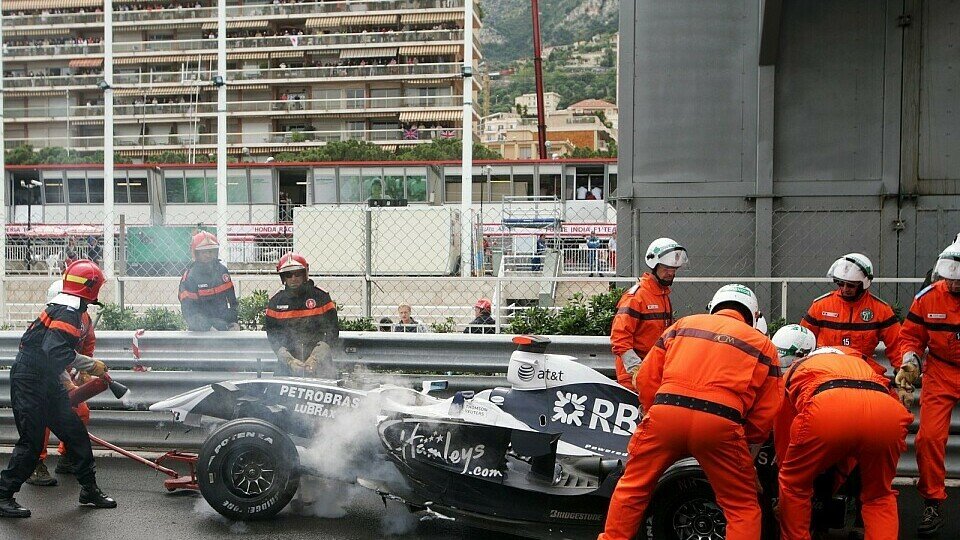 Nico Rosbergs Williams war recht mitgenommen, Foto: Sutton
