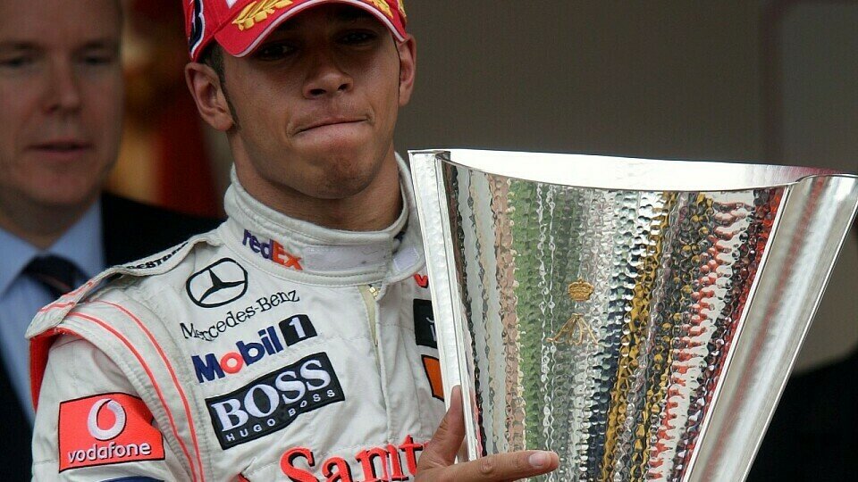 Ein paar seiner Pokale darf Lewis Hamilton nun behalten., Foto: Sutton
