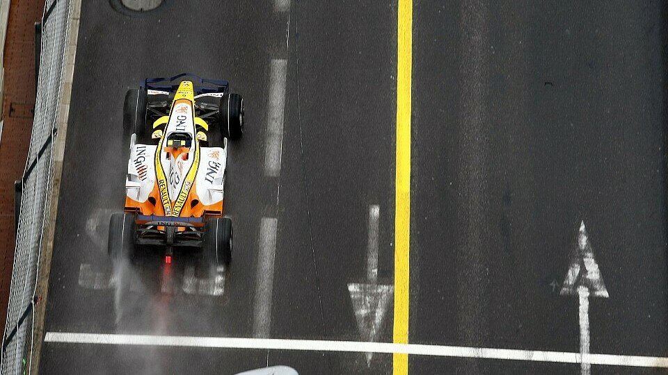 Für Nelson Piquet Jr. könnte es eng werden, Foto: RenaultF1