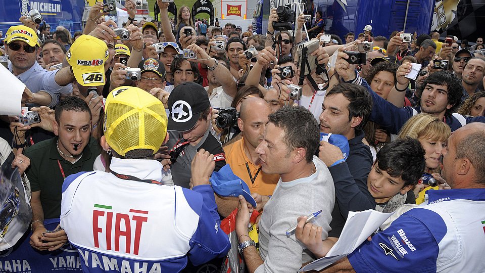 Die Fans dankten Valentino Rossi den Sieg, Foto: Fiat Yamaha