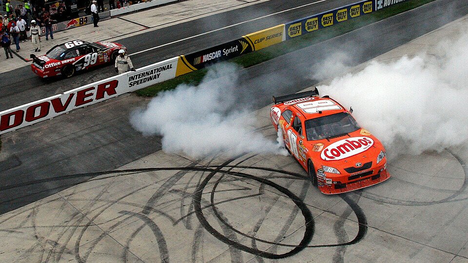 Kyle Busch zelebriert seinen Erfolg., Foto: Getty Images for NASCAR