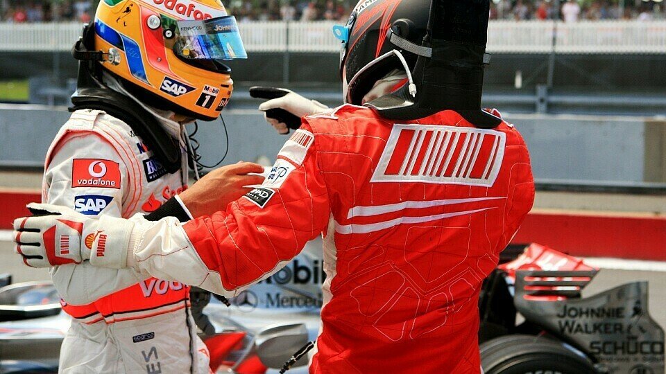 Hamilton und Räikkönen kamen nicht mehr auf die Strecke zurück., Foto: Sutton