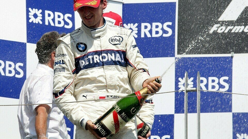 Robert Kubica ließ sich die Champagnerdusche nach seinem Formel-1-Sieg 2008 in Montreal nicht nehmen, Foto: Sutton