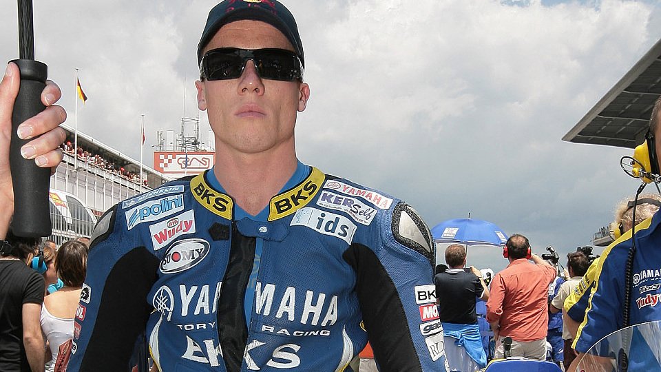 James Toseland wird im Fall eines Sieges die Ehrenrunde nackt fahren, Foto: Yamaha