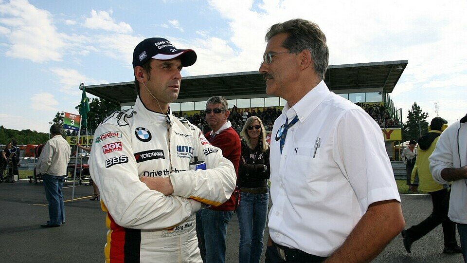 BMW-Motorsportdirektor Mario Theissen mit Jörg Müller, Foto: Sutton