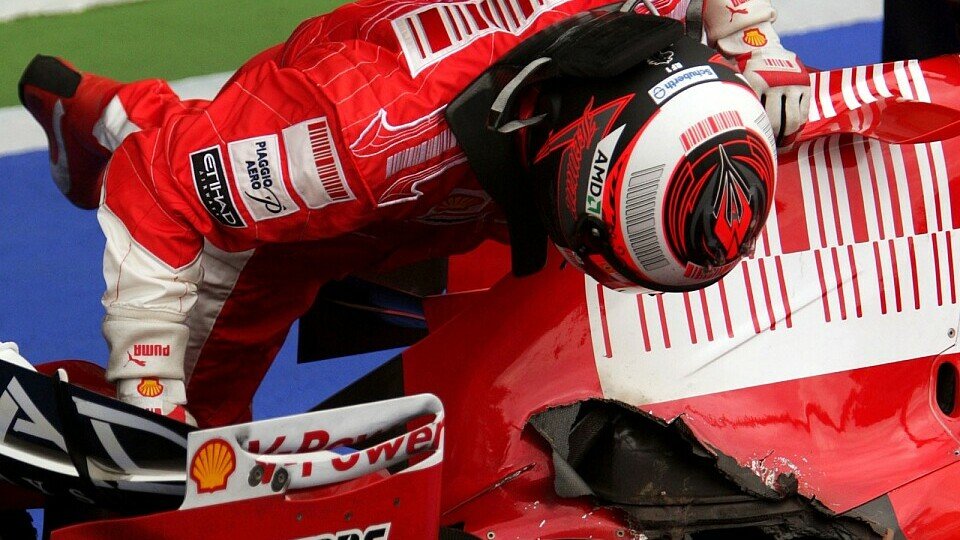 Ein Loch im Auto kann Räikkönen nicht mehr gebrauchen., Foto: Sutton