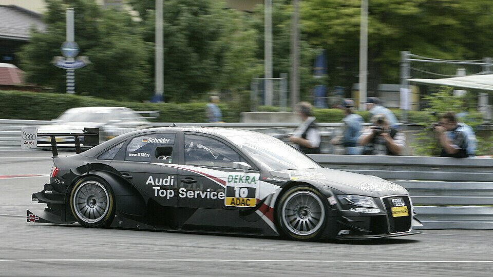 Timo Scheider zeigt sich weiterhin angetan von seinem Dienstwagen., Foto: Audi