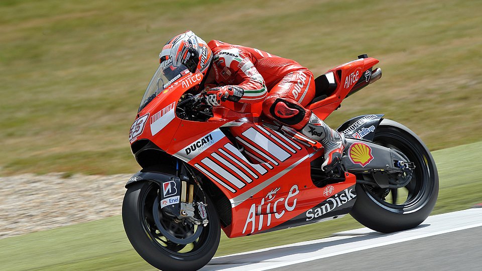 Marco Melandri bleibt erst einmal auf der Ducati sitzen, Foto: Ducati