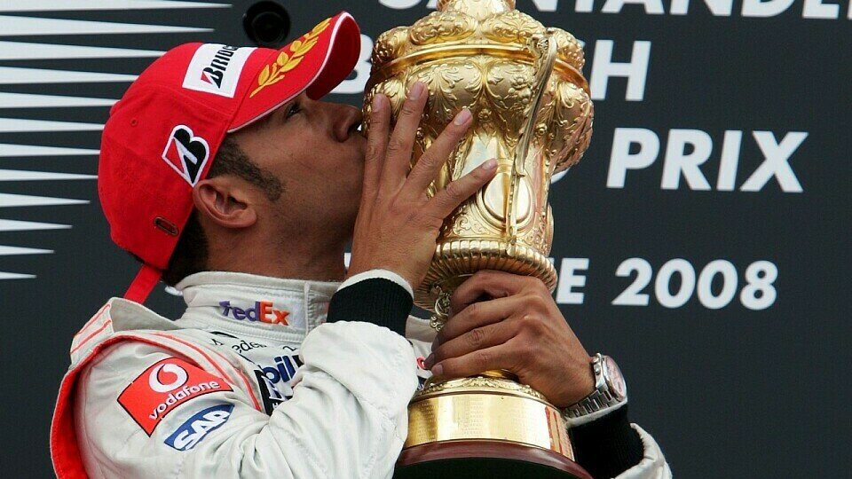 Da wird Nicole neidisch: Lewis Hamilton pfelgt eine innige Beziehung zu seinen Pokalen, Foto: Sutton