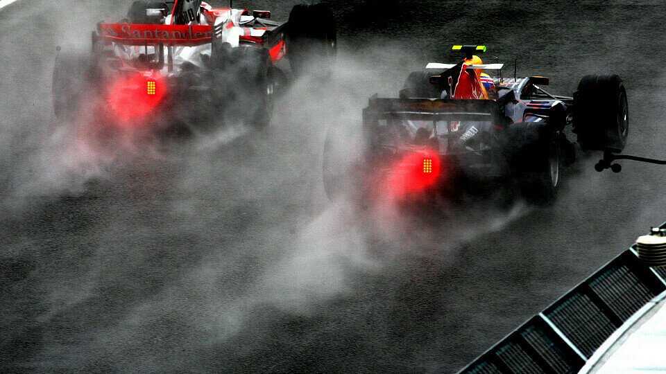 In Silverstone hatte Webber mit den extremen Bedingungen zu kämpfen..., Foto: GEPA