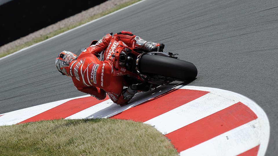 Melandri bekam noch einmal die Kurve., Foto: Ducati