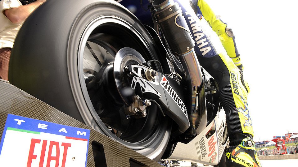 Rossi ist mit seinen Reifen zufrieden, ist aber trotzdem für einen Einheitsreifen., Foto: Fiat Yamaha
