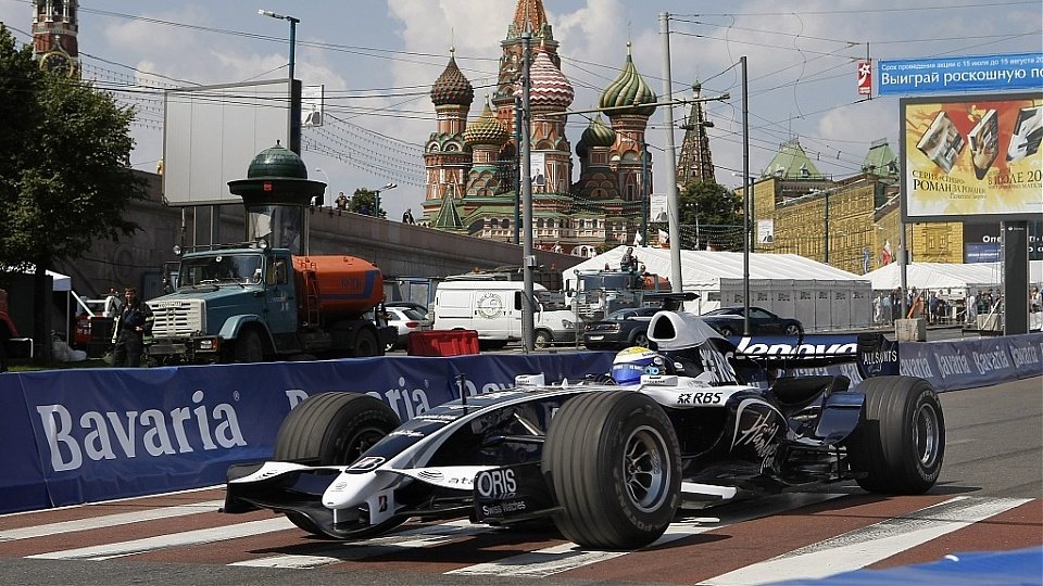 Nico Rosberg bei einer Showfahrt in Moskau, Foto: Williams