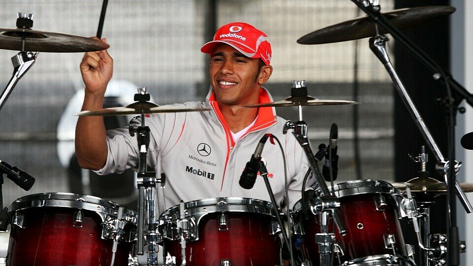 Lewis Hamilton hat versucht, etwas zu entspannen, Foto: Sutton