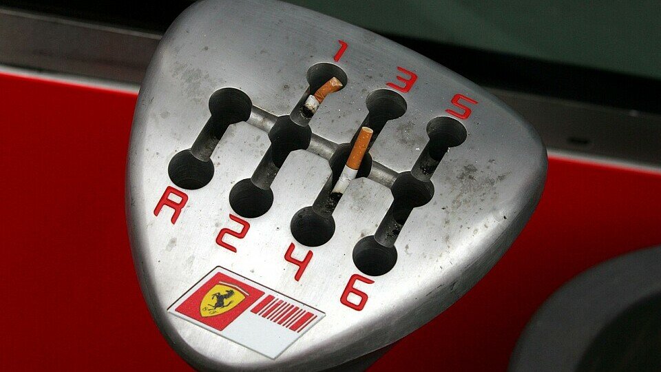 Nein, eine F1-Schaltung sieht anders aus, aber bei Ferrari standen 2008 in Hockenheim diese Aschenbecher, Foto: Sutton