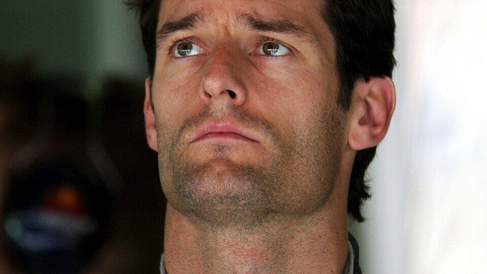 Auf Mark Webbers Stirn sammeln sich die Sorgenfalten..., Foto: Sutton