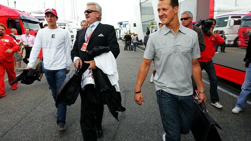 Noch kann Willi Weber keine Superverkäufe mit Michael Schumachers Fanartikeln melden, Foto: Sutton