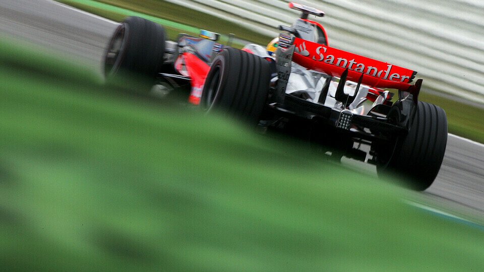 Lewis Hamilton musste hart für seinen Sieg arbeiten, auch wenn Kovalainen ihn vorbei ließ., Foto: Sutton